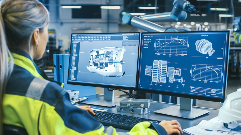 Profissional utilizando estações de trabalho com aplicações relacionadas ao processo industrial.